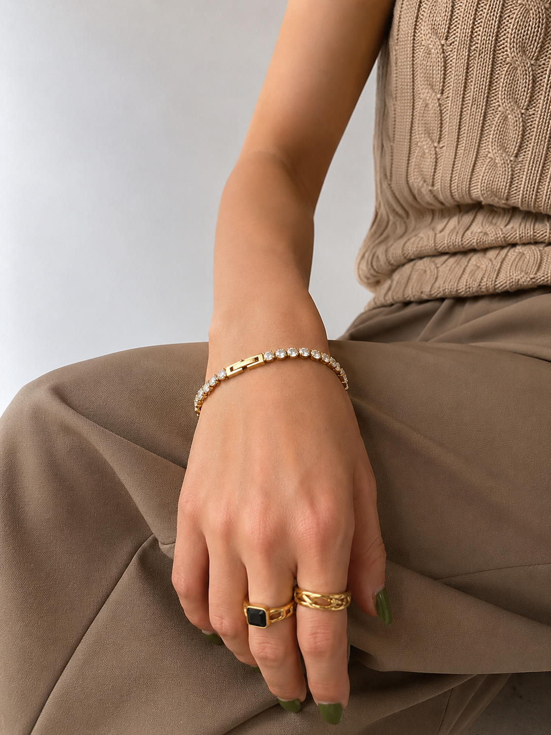 Bracelet Naëlle argenté porté au poignet éclat zircons bijou femme élégant Amalys Paris