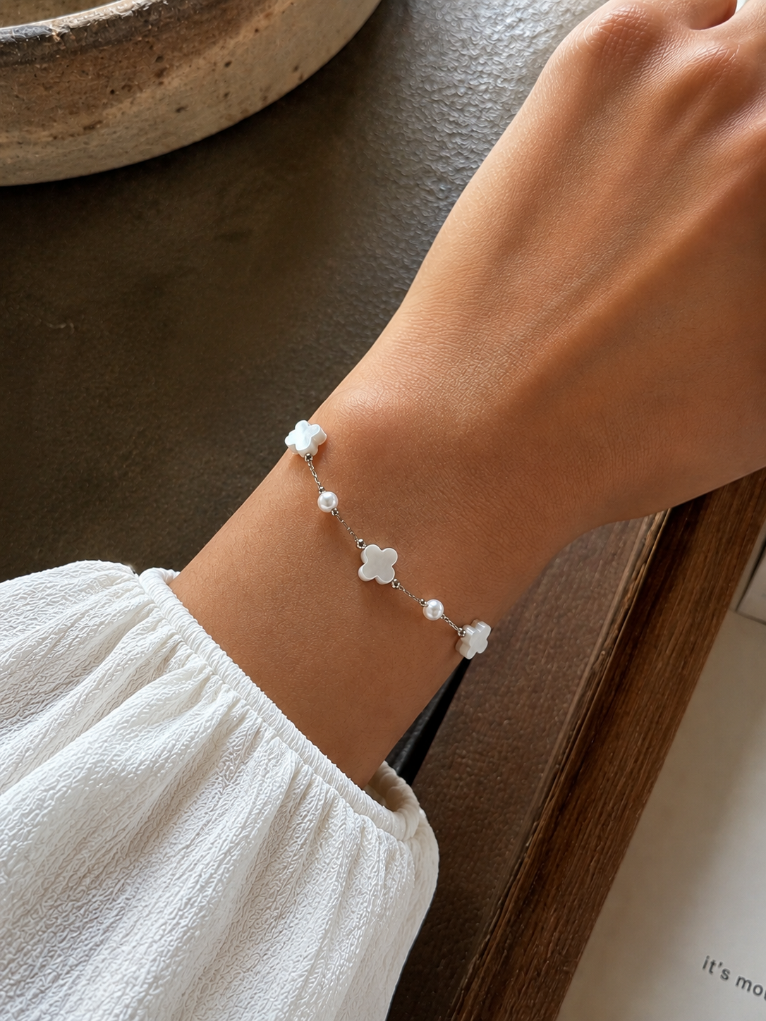 Bracelet Alya argenté porté au poignet look naturel léger bijou femme Amalys Paris