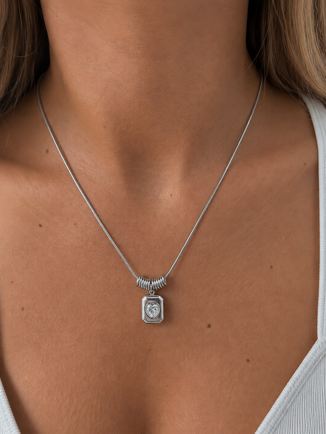 Collier Théana argenté porté look féminin élégant pendentif cœur bijou femme Amalys Paris