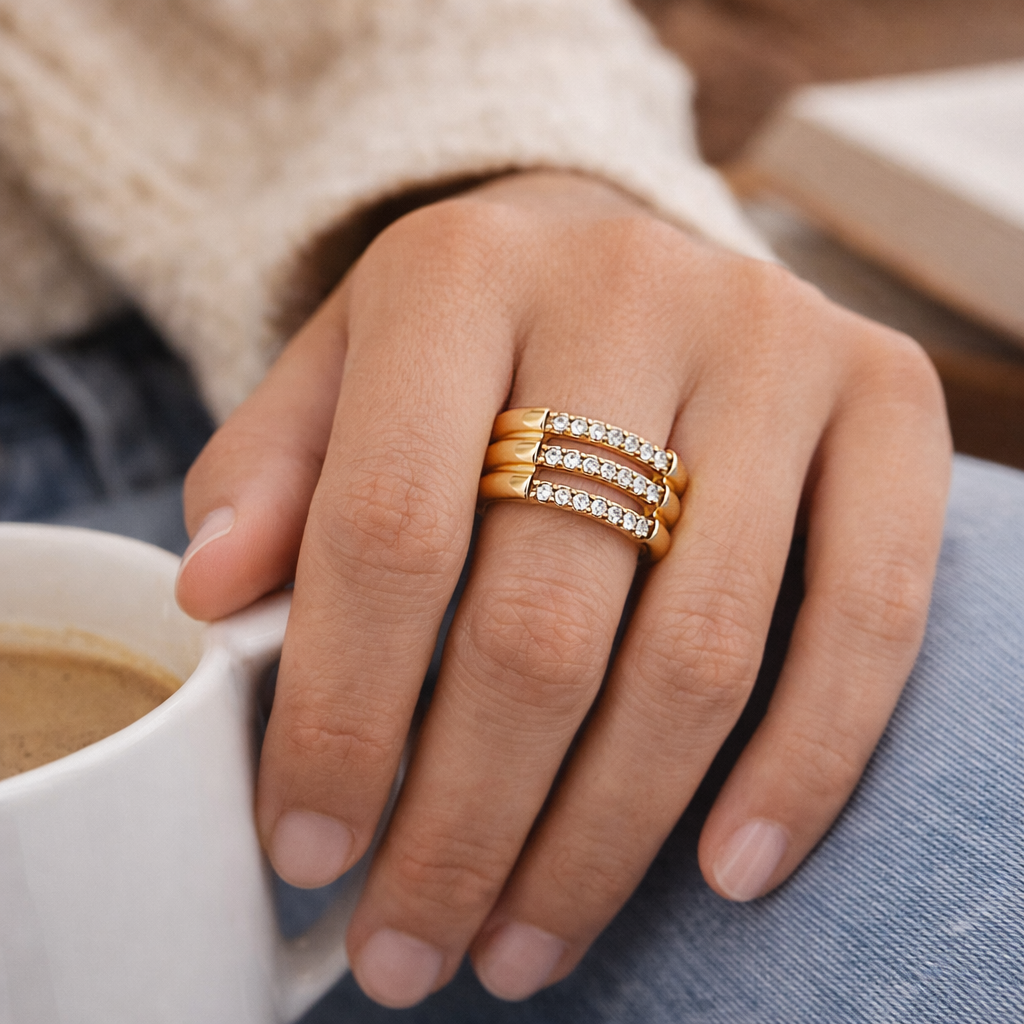 Bague Sophia dorée triple rang portée au doigt look mode statement bijou femme Amalys Paris