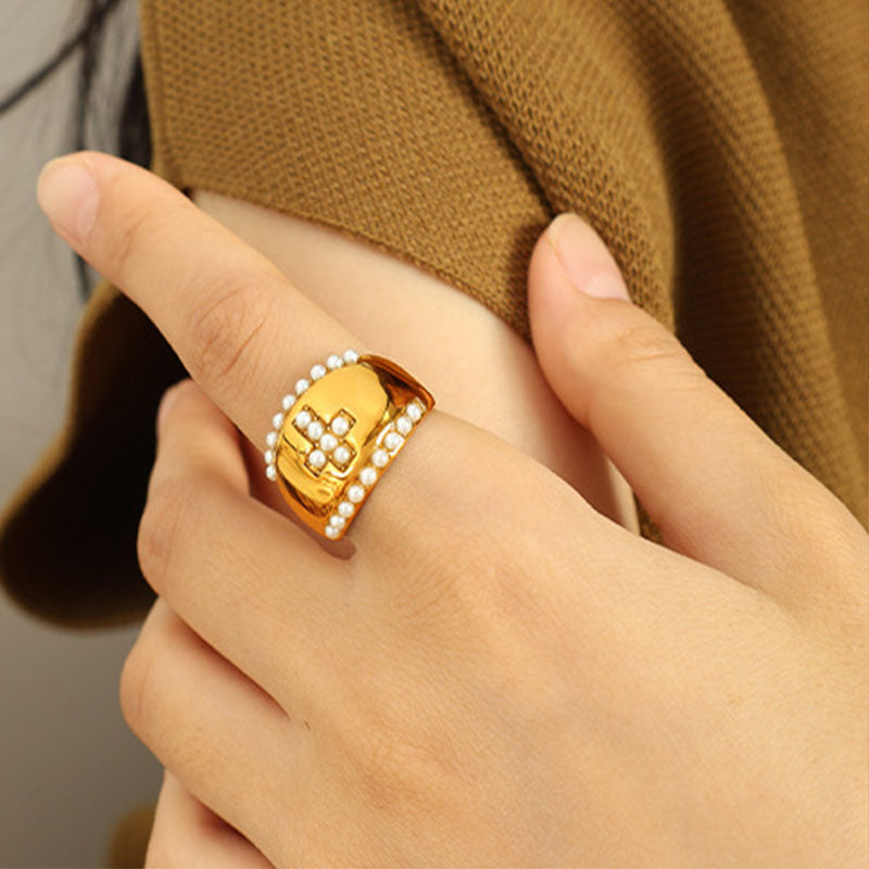 Bague Victoire dorée portée au doigt look soirée glamour statement bijou femme Amalys Paris