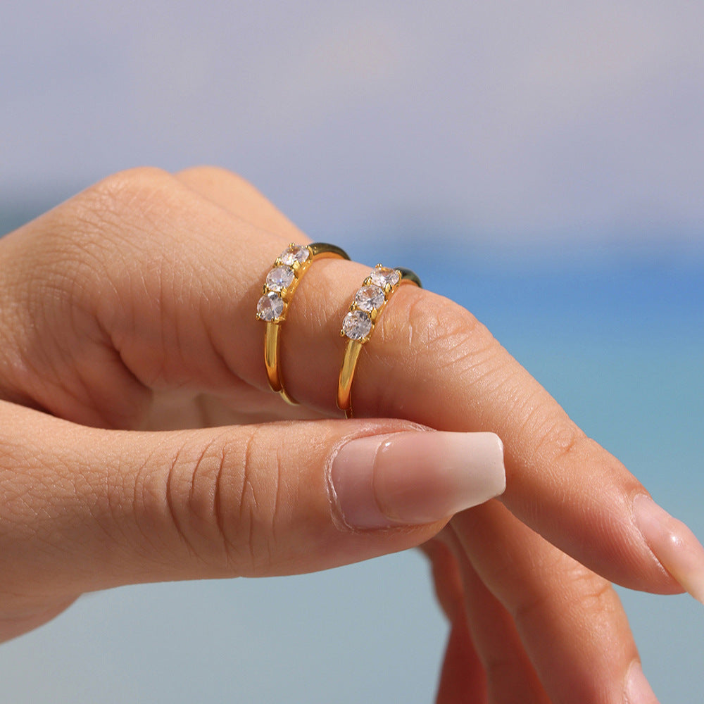 Bague Clara argentée portée au doigt look quotidien chic bijou femme Amalys Paris
