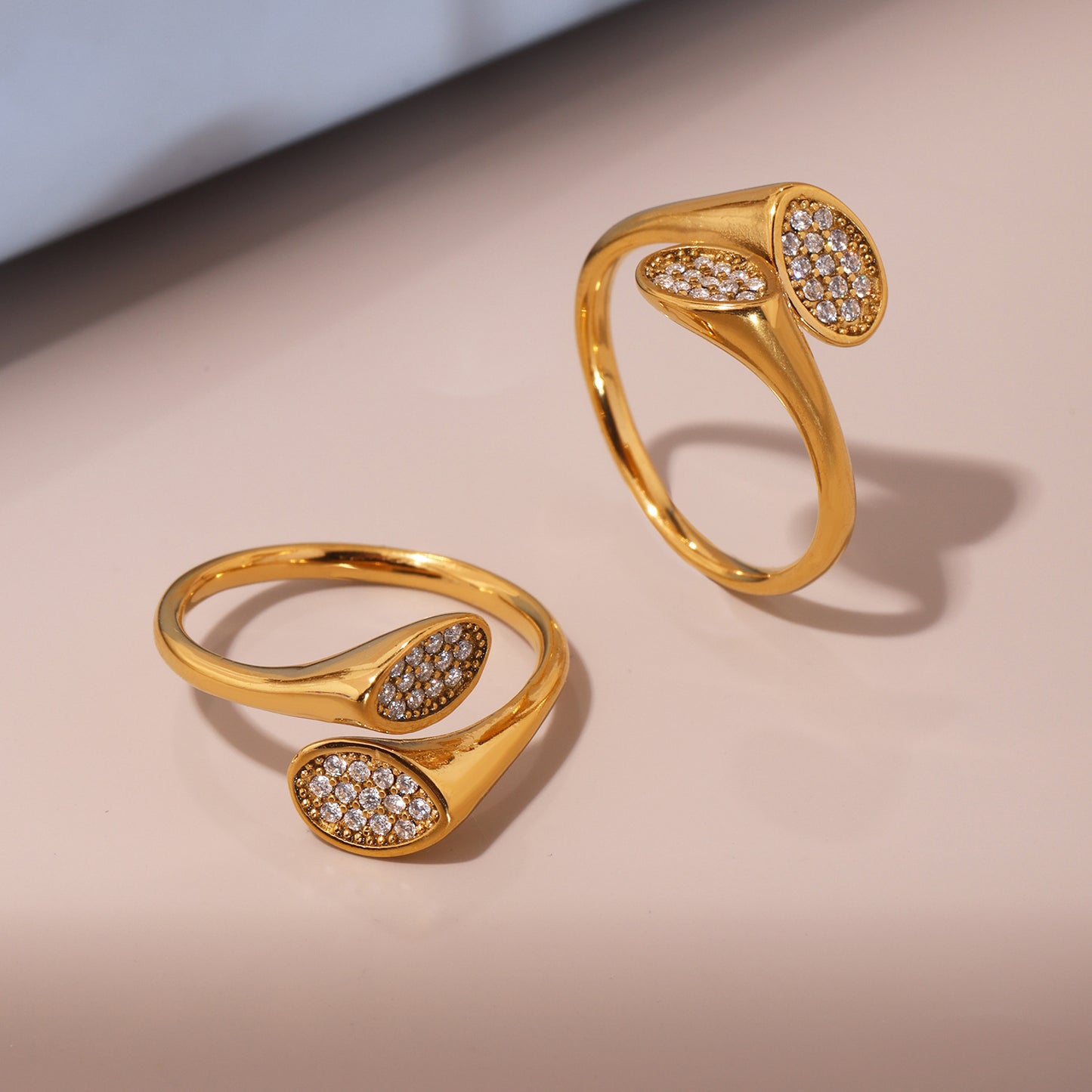 Bague Juliette argentée portée au doigt look délicat élégant bijou femme Amalys Paris