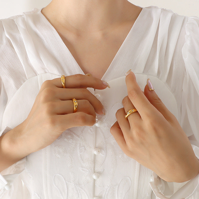 Bague Stella dorée portée au doigt look romantique poétique bijou femme Amalys Paris