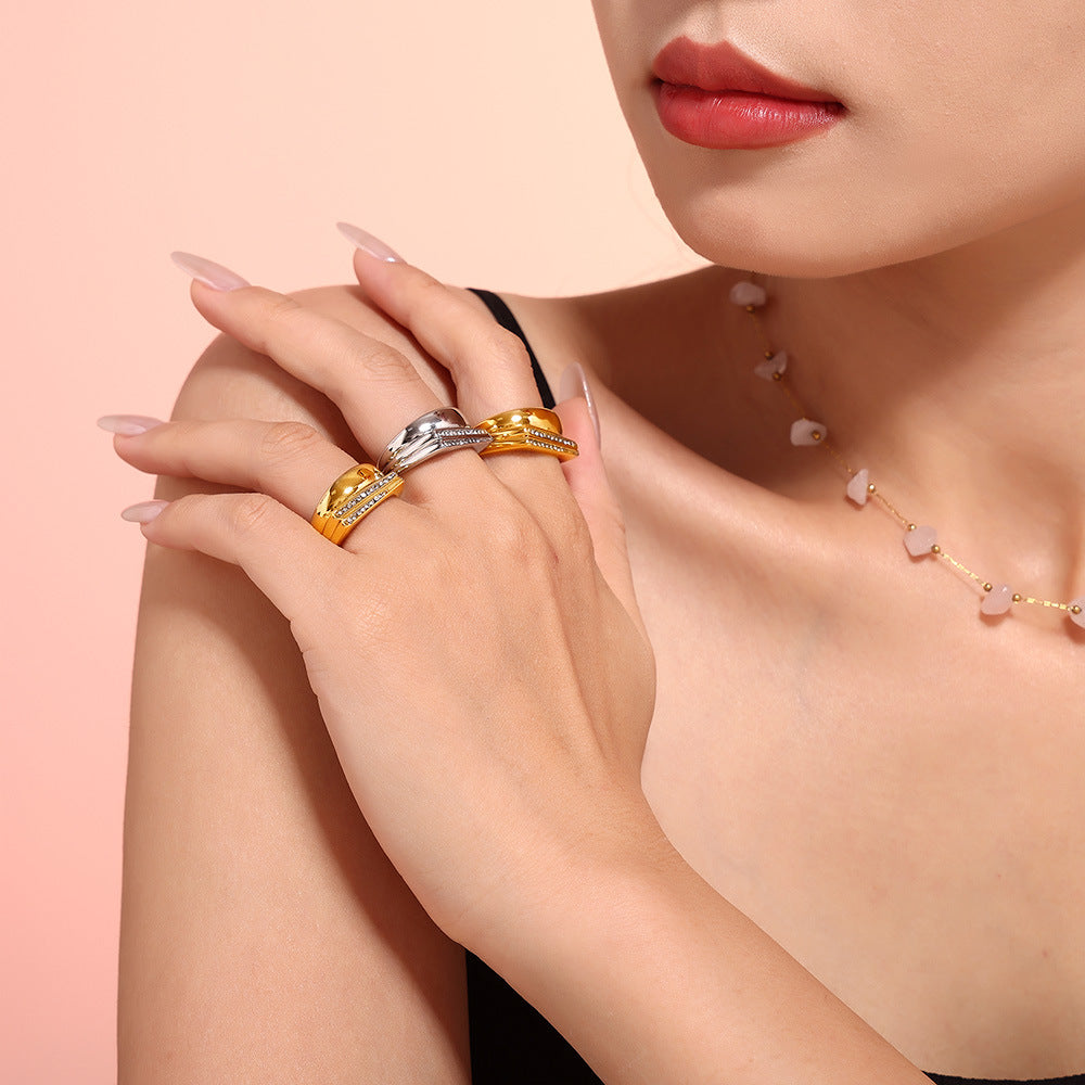 Bague Héloïse dorée portée au doigt look statement élégant bijou femme Amalys Paris