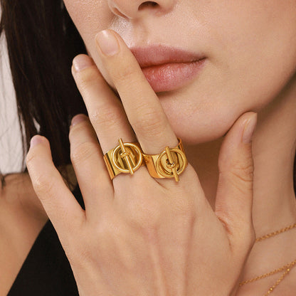 Bague Camille dorée portée au doigt look soirée tenue audacieuse bijou femme Amalys Paris