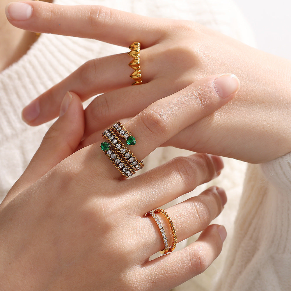 Bague Isabella dorée portée au doigt look élégant soirée bijou femme Amalys Paris