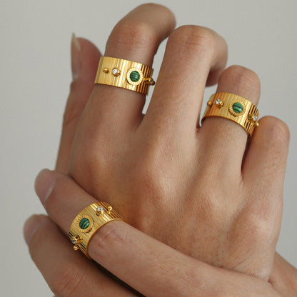 Bague Aurore dorée portée au doigt look soirée glamour cocktail bijou femme Amalys Paris