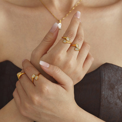 Bague Juliette dorée portée au doigt look quotidien féminin bijou femme Amalys Paris