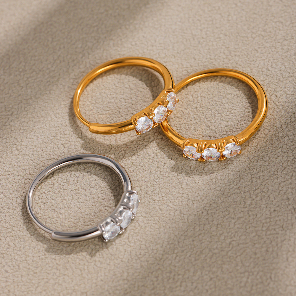 Bague Clara dorée portée au doigt look minimaliste intemporel bijou femme Amalys Paris