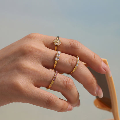 Bague Clara gros plan zircon solitaire central anneau doré fin acier inoxydable