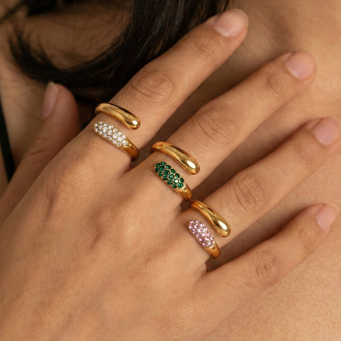 Bague Elena gros plan pierre verte zircon coloré anneau doré fin ajustable acier inoxydable