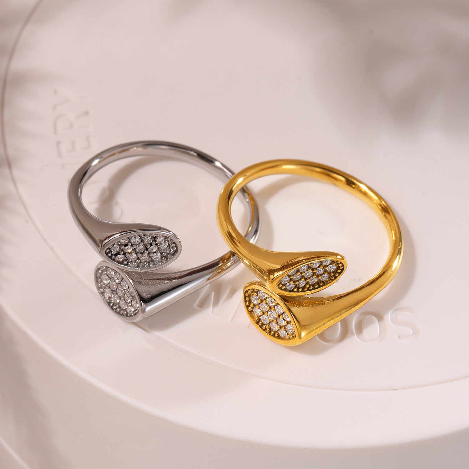 Bague Juliette gros plan zircons ovales extrémités anneau doré fin acier inoxydable