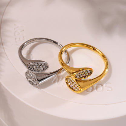 Bague Juliette gros plan zircons ovales extrémités anneau doré fin acier inoxydable