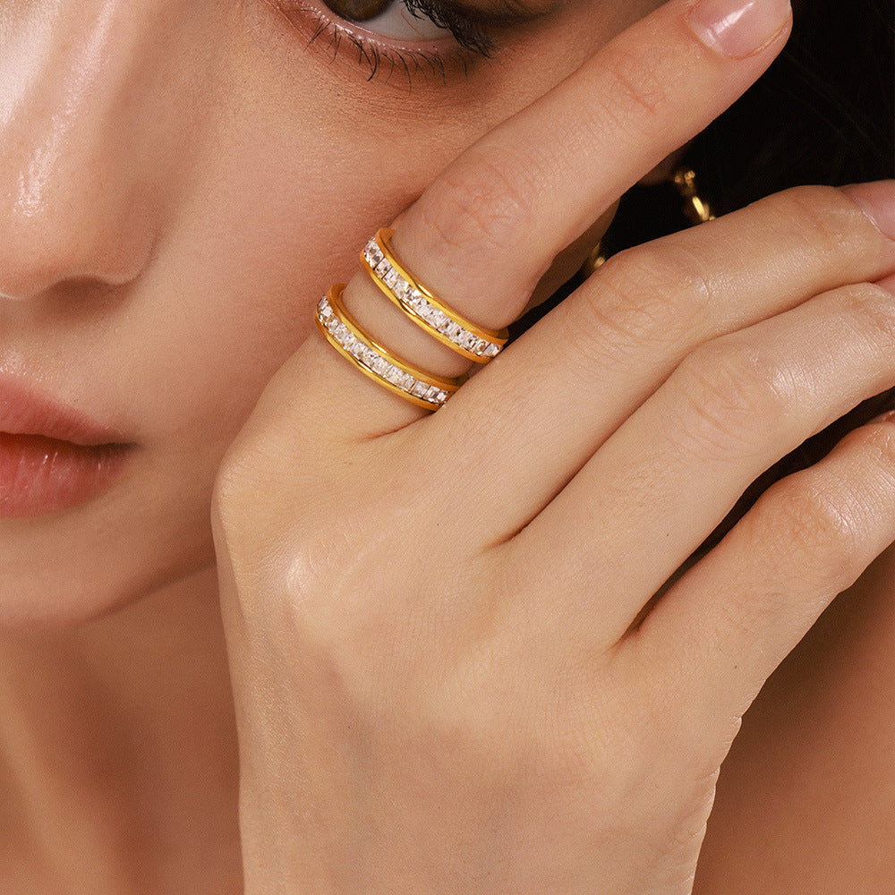 Bague Victoria gros plan gravures fines anneau poli élégant acier inoxydable bijou femme