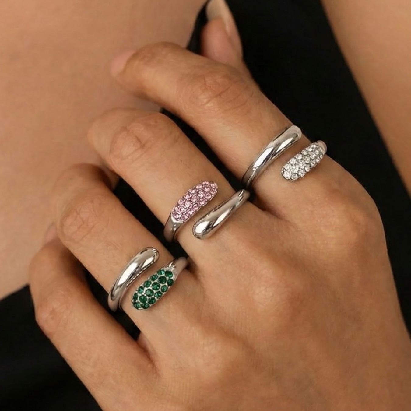 Bague Elena dorée portée au doigt look bohème estival pierre colorée bijou femme