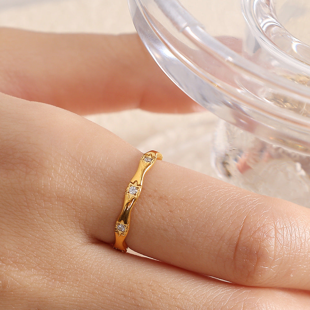 Bague Luna dorée portée au doigt look poétique naturel minimaliste bijou femme Amalys Paris