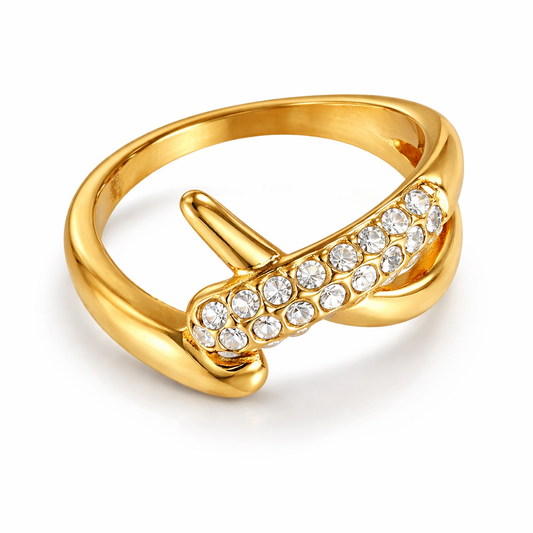 Bague Gabrielle dorée croisée zircons sertis acier inoxydable fond blanc Amalys Paris