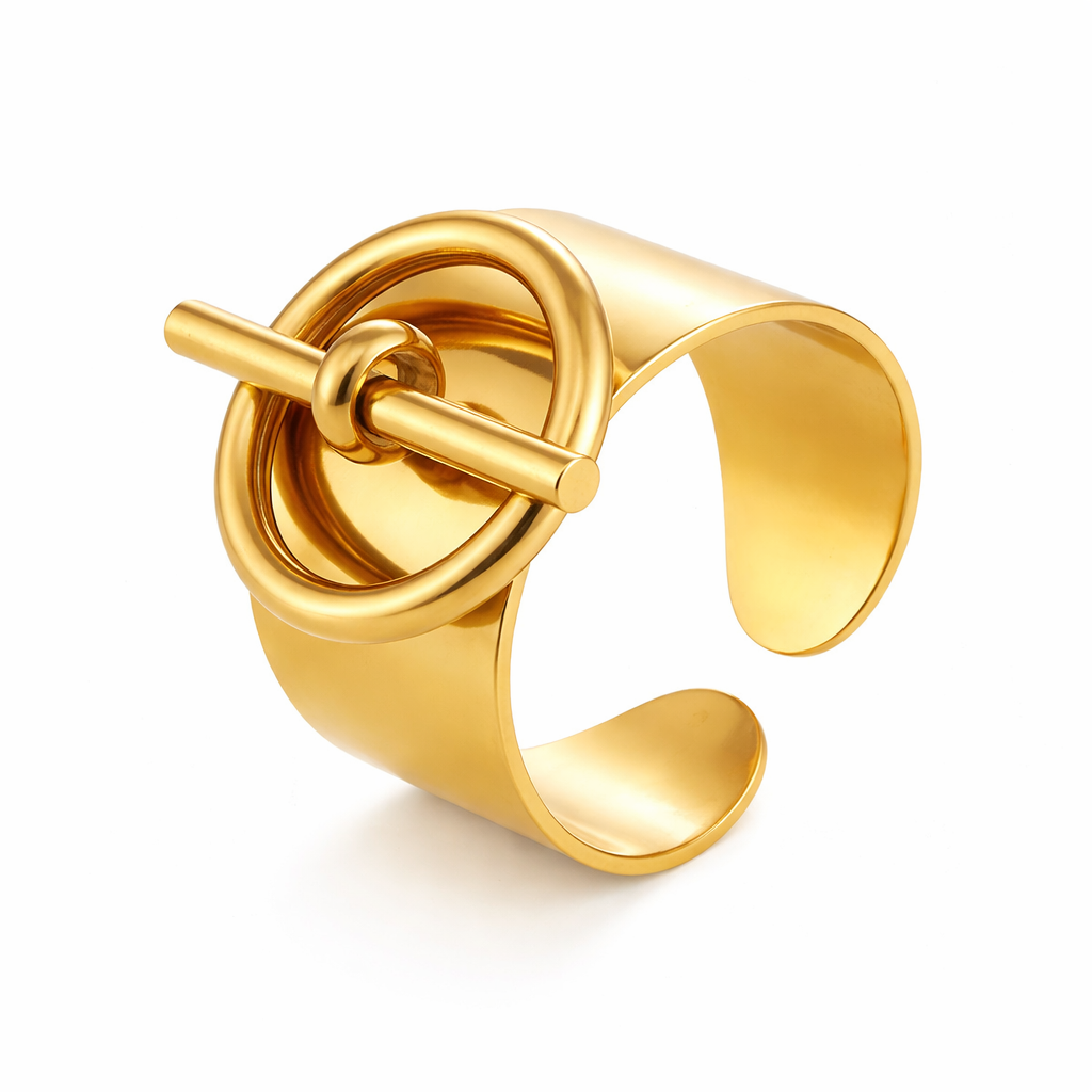 Bague Camille dorée large anneau sculpté relief acier inoxydable fond blanc Amalys Paris