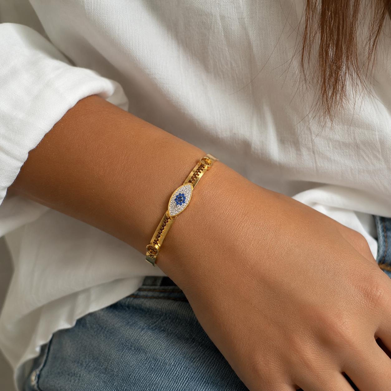 Bracelet Azélie doré fond blanc motif œil symbolique acier inoxydable Amalys Paris