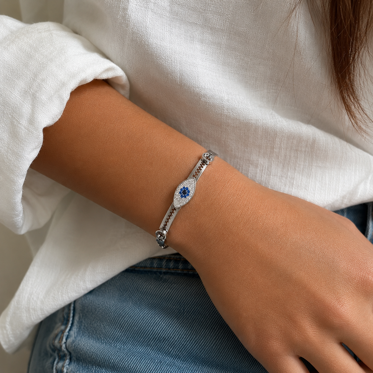 Bracelet Azélie argenté porté au poignet look bohème symbolique bijou femme Amalys Paris