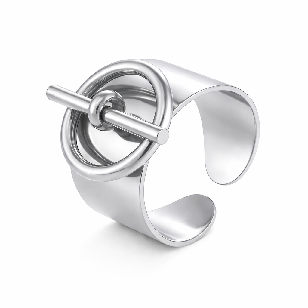 Bague Camille argentée large anneau sculpté relief acier inoxydable fond blanc Amalys Paris