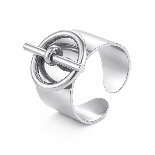 Bague Camille argentée large anneau sculpté relief acier inoxydable fond blanc Amalys Paris