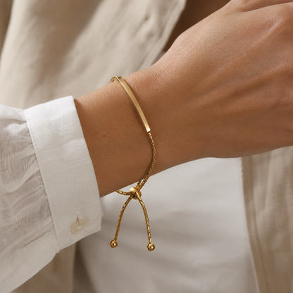 Bracelet Maëlys doré porté au poignet look quotidien chic bijou femme Amalys Paris