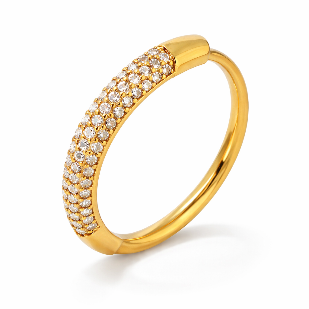 Bague Adeline dorée anneau pavé zircons éternité acier inoxydable fond blanc Amalys Paris