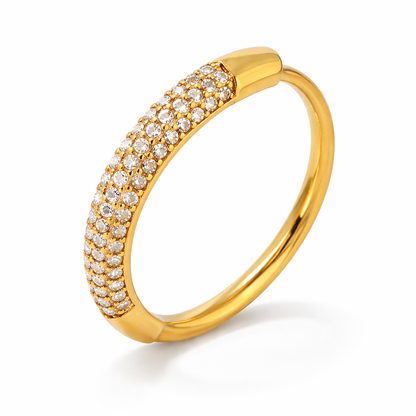 Bague Adeline dorée anneau pavé zircons éternité acier inoxydable fond blanc Amalys Paris