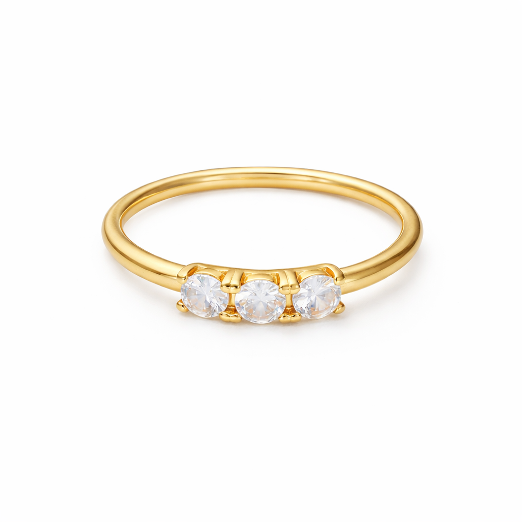Bague Clara dorée solitaire zircon central acier inoxydable fond blanc Amalys Paris