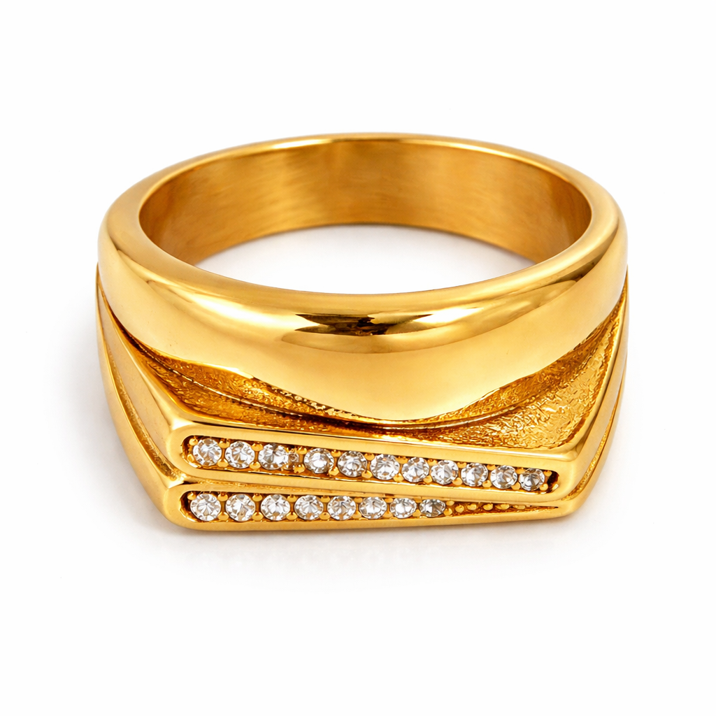 Bague Héloïse dorée large lignes sculptées relief acier inoxydable fond blanc Amalys Paris