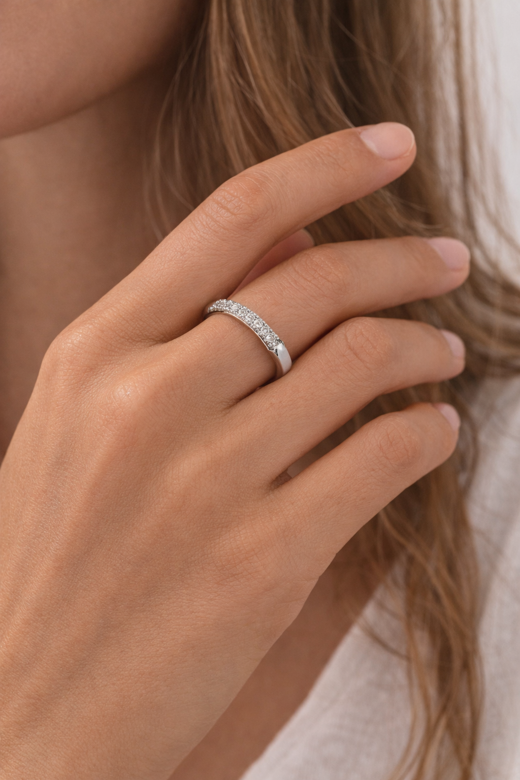 Bague Adeline dorée portée au doigt éclat zircons quotidien bijou femme Amalys Paris