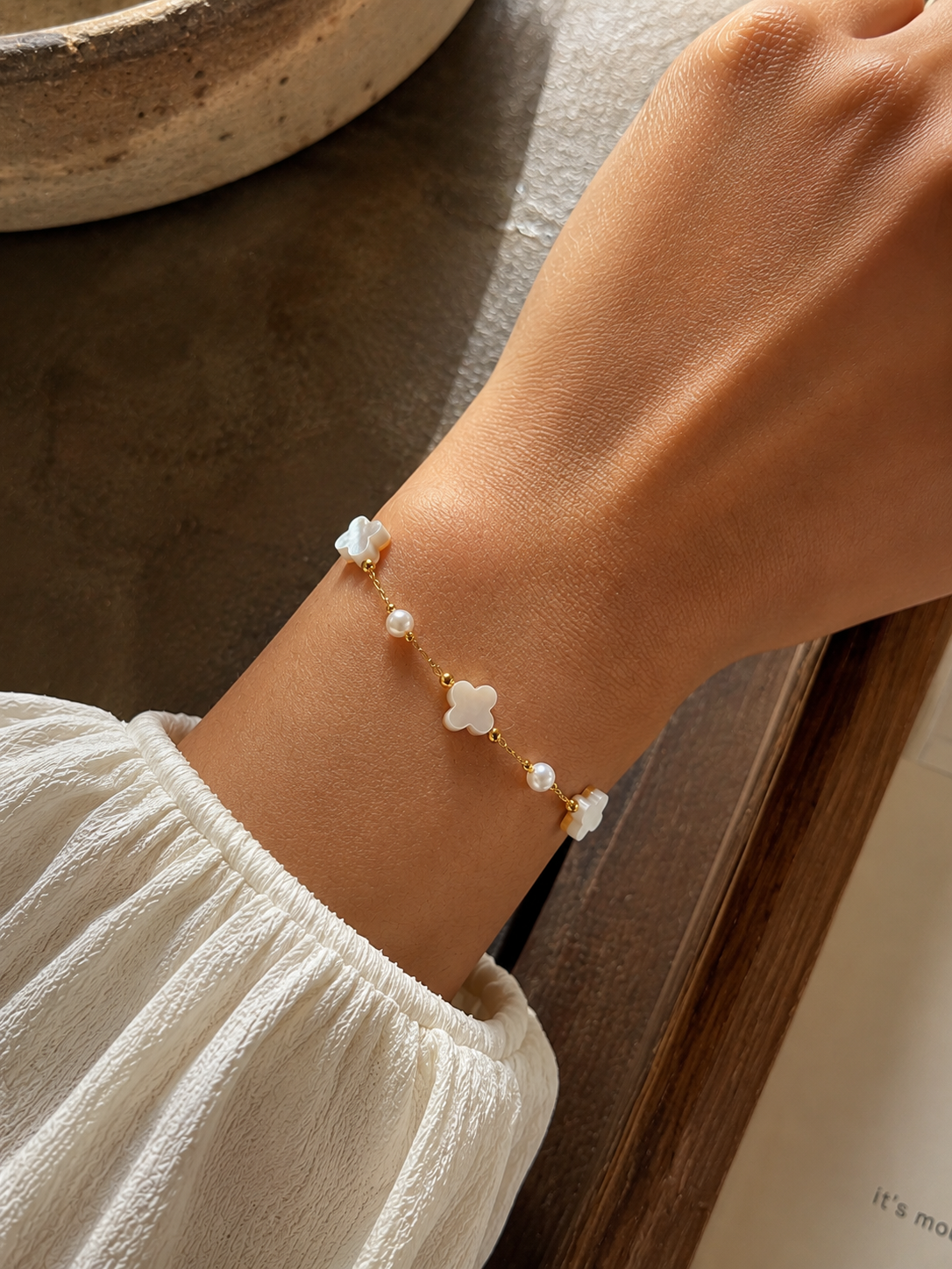 Bracelet Alya doré porté au poignet look bohème estival féminin bijou femme Amalys Paris