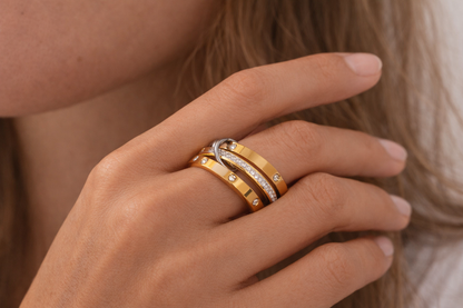 Bague Léonie dorée portée au doigt look mode contemporain statement bijou femme Amalys Paris