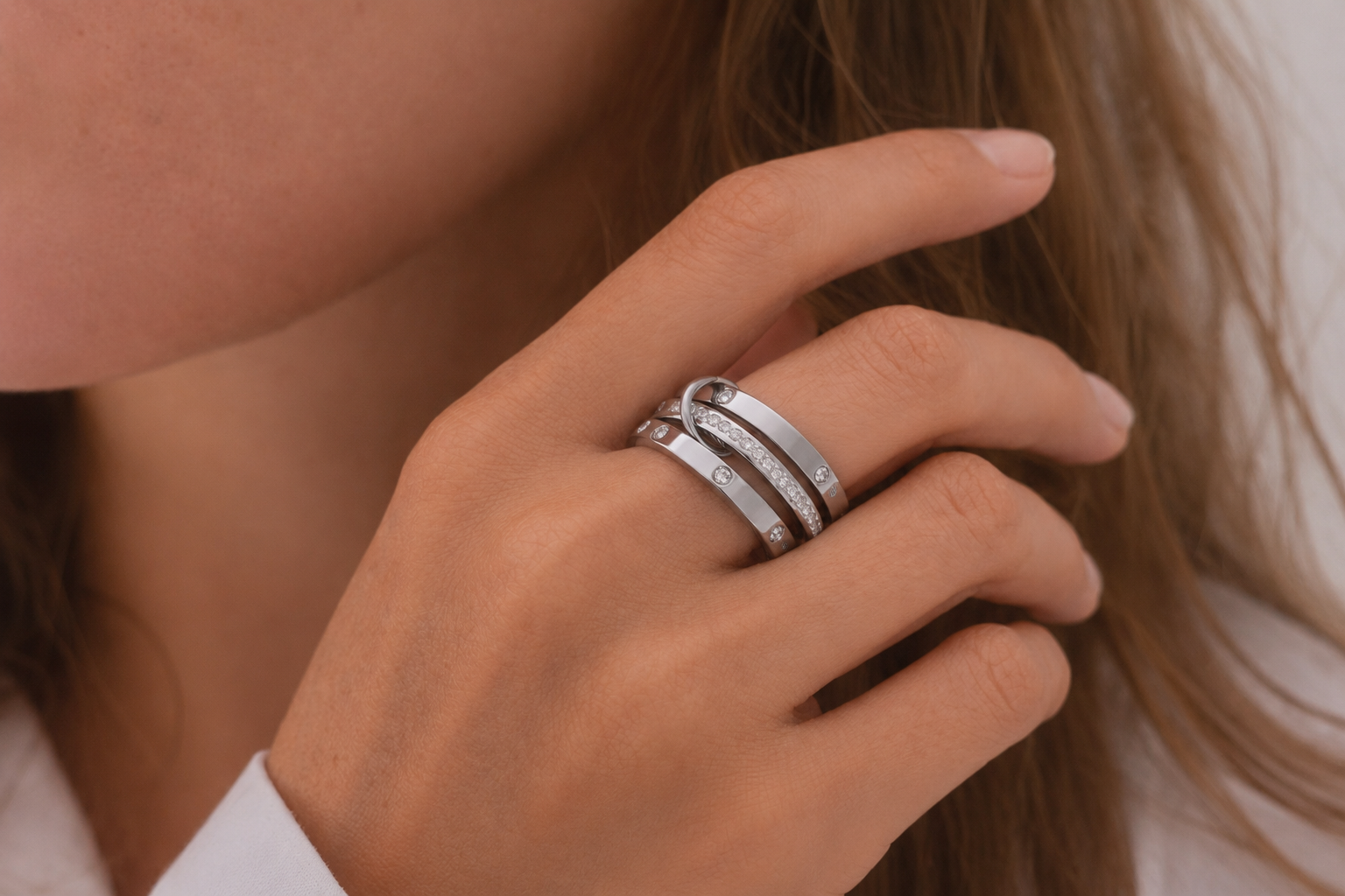 Bague Léonie argentée portée au doigt look élégant bijou femme Amalys Paris
