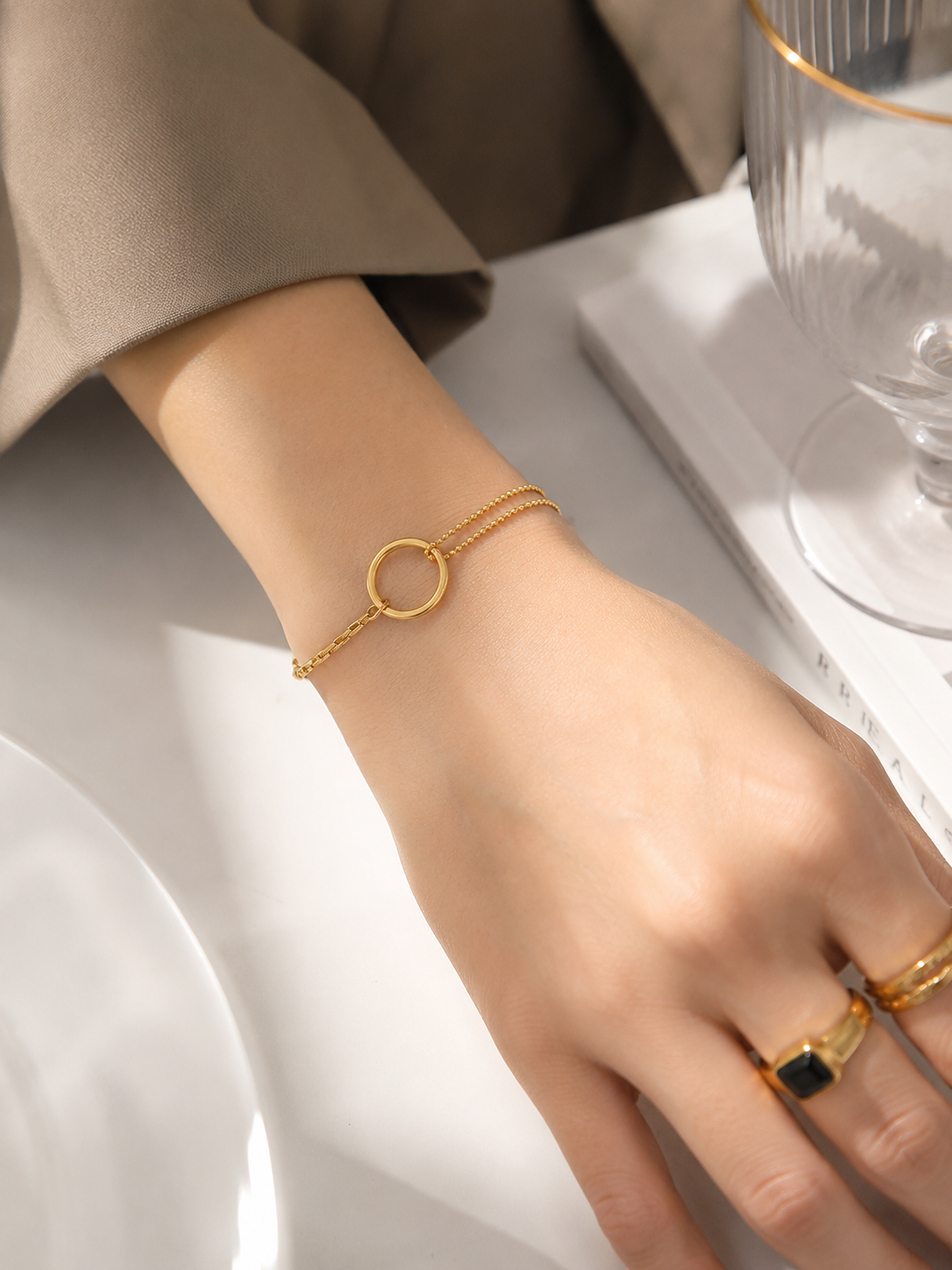 Bracelet Althéa doré porté au poignet look casual chic moderne bijou femme Amalys Paris