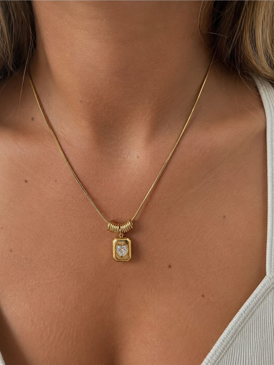 Collier Théana doré porté look romantique décolleté bijou femme cadeau Saint-Valentin Amalys Paris