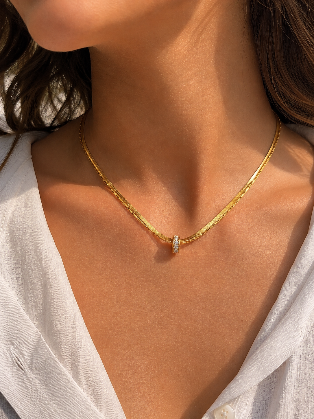 Collier Elyria doré porté look casual chic layering collier bijou femme Amalys Paris