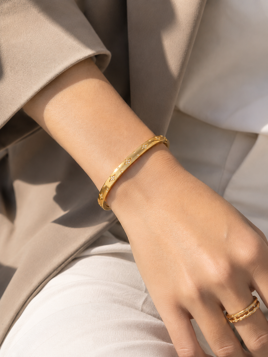 Bracelet Naéline doré porté au poignet look romantique soirée bijou femme Amalys Paris