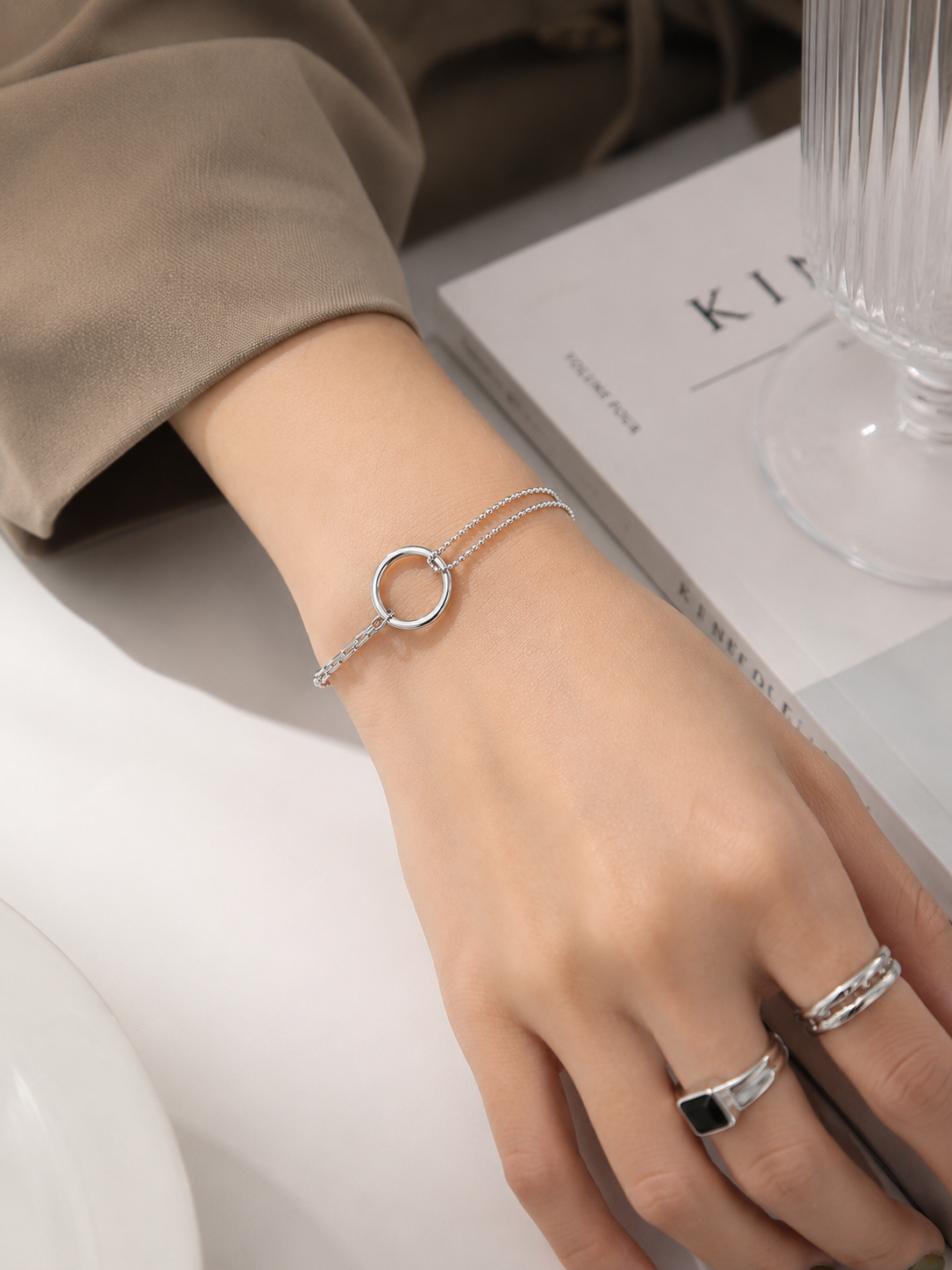 Bracelet Althéa argenté porté au poignet look minimaliste élégant bijou femme Amalys Paris