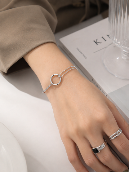 Bracelet Althéa argenté porté au poignet look minimaliste élégant bijou femme Amalys Paris