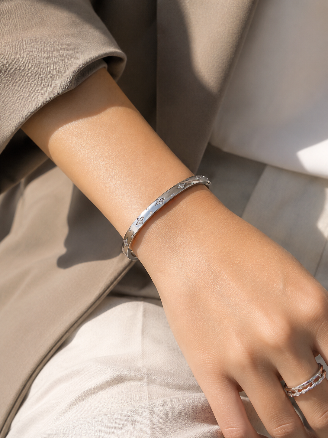 Bracelet Naéline argenté porté au poignet look féminin délicat bijou femme Amalys Paris