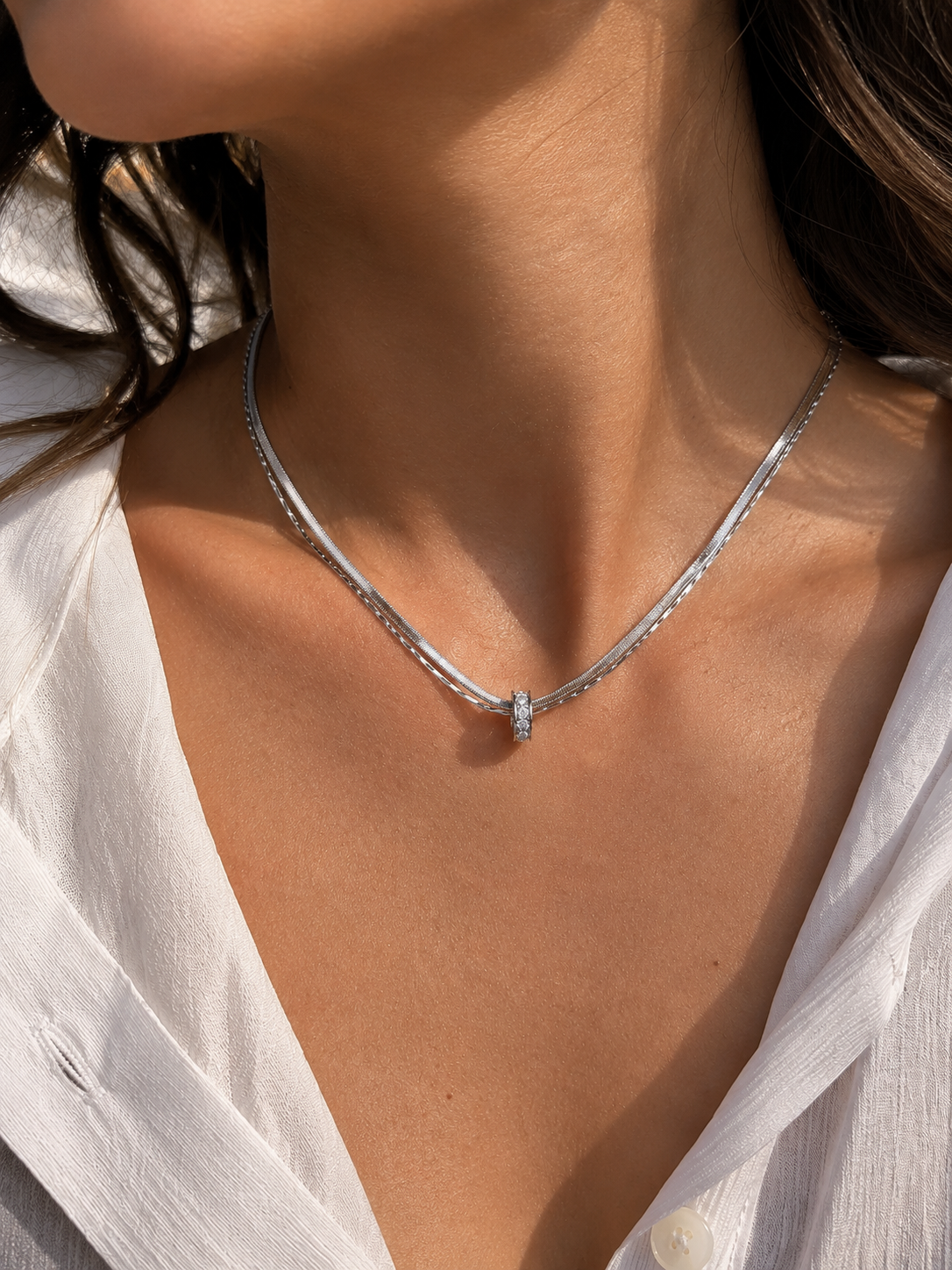 Collier Elyria argenté porté look quotidien minimaliste bijou femme Amalys Paris
