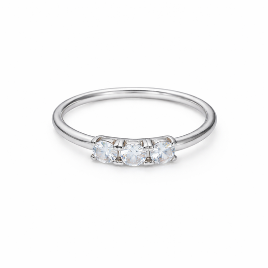 Bague Clara argentée solitaire zircon central acier inoxydable fond blanc Amalys Paris