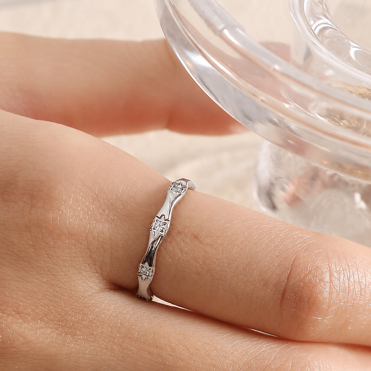 Bague Luna argentée portée au doigt look quotidien féminin bijou femme Amalys Paris