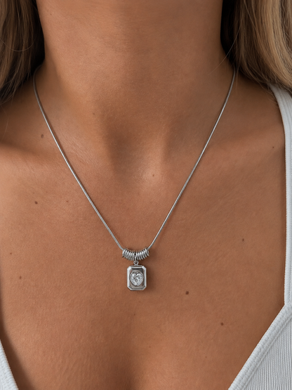 Collier Théana argenté porté look féminin élégant pendentif cœur bijou femme Amalys Paris
